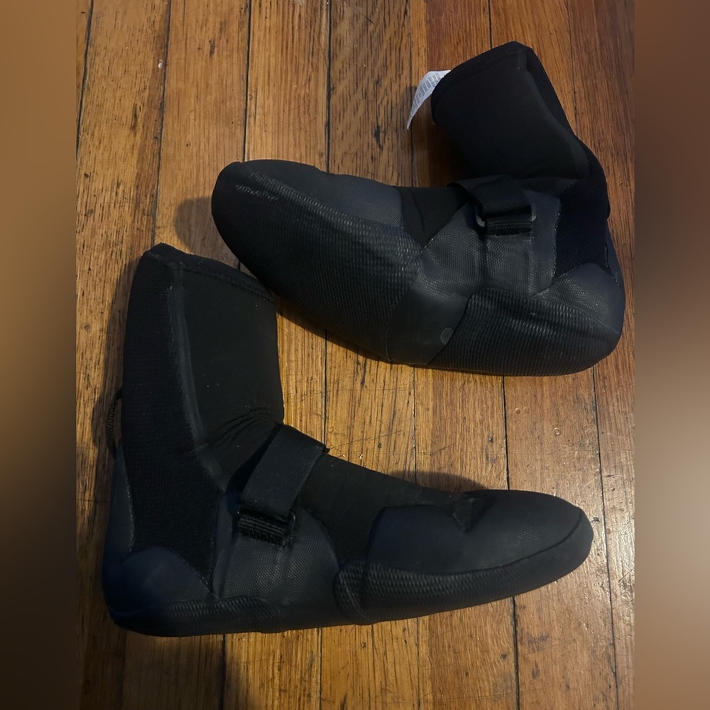 NWOT- r5 Patagonia Surf Booties Men’s Sz 8